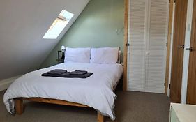 6 En-Suite Bedrooms; Garden; Driveway;Pet Friendly
